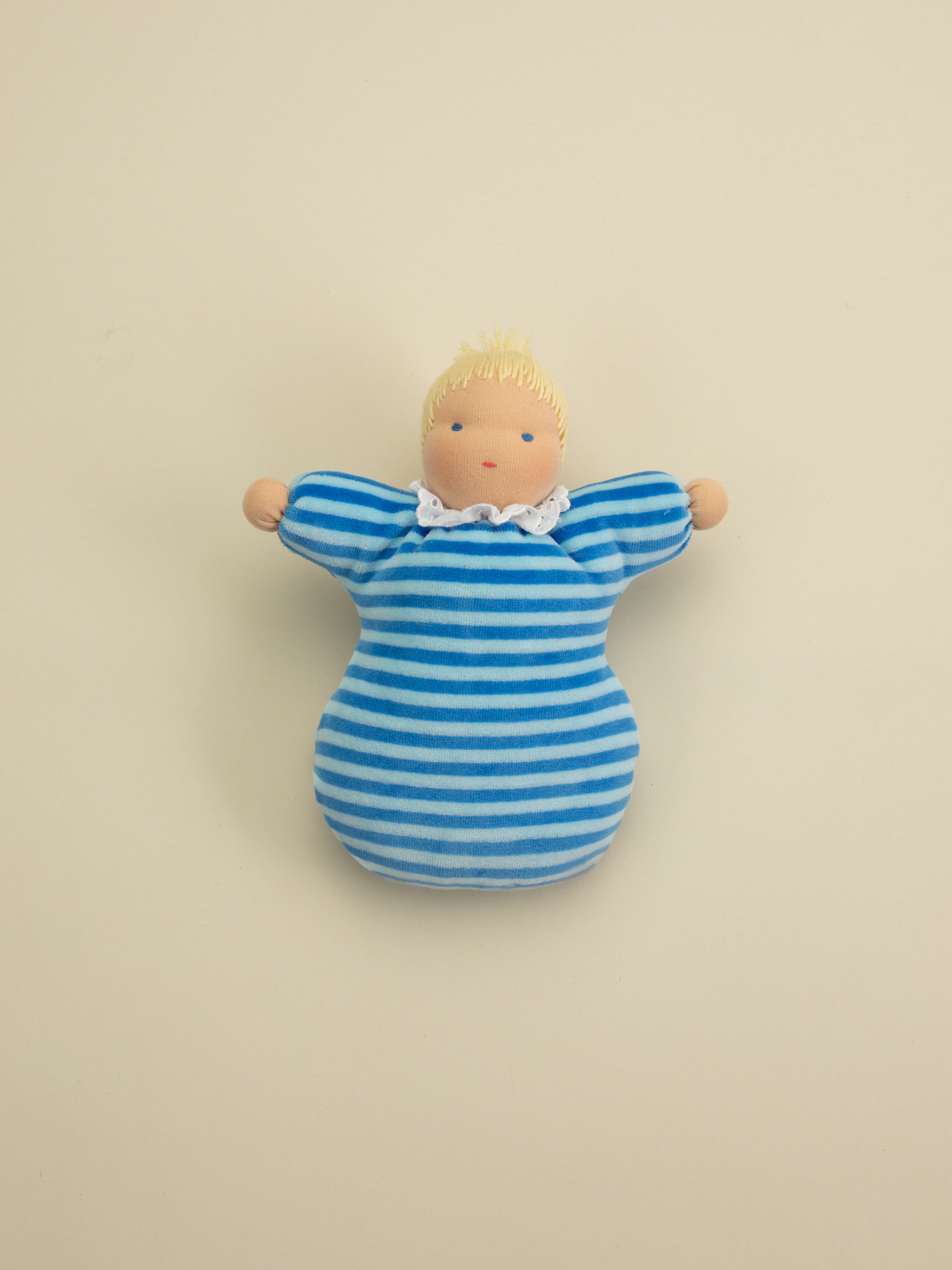Muñeca primogénita a rayas azules y celestes.