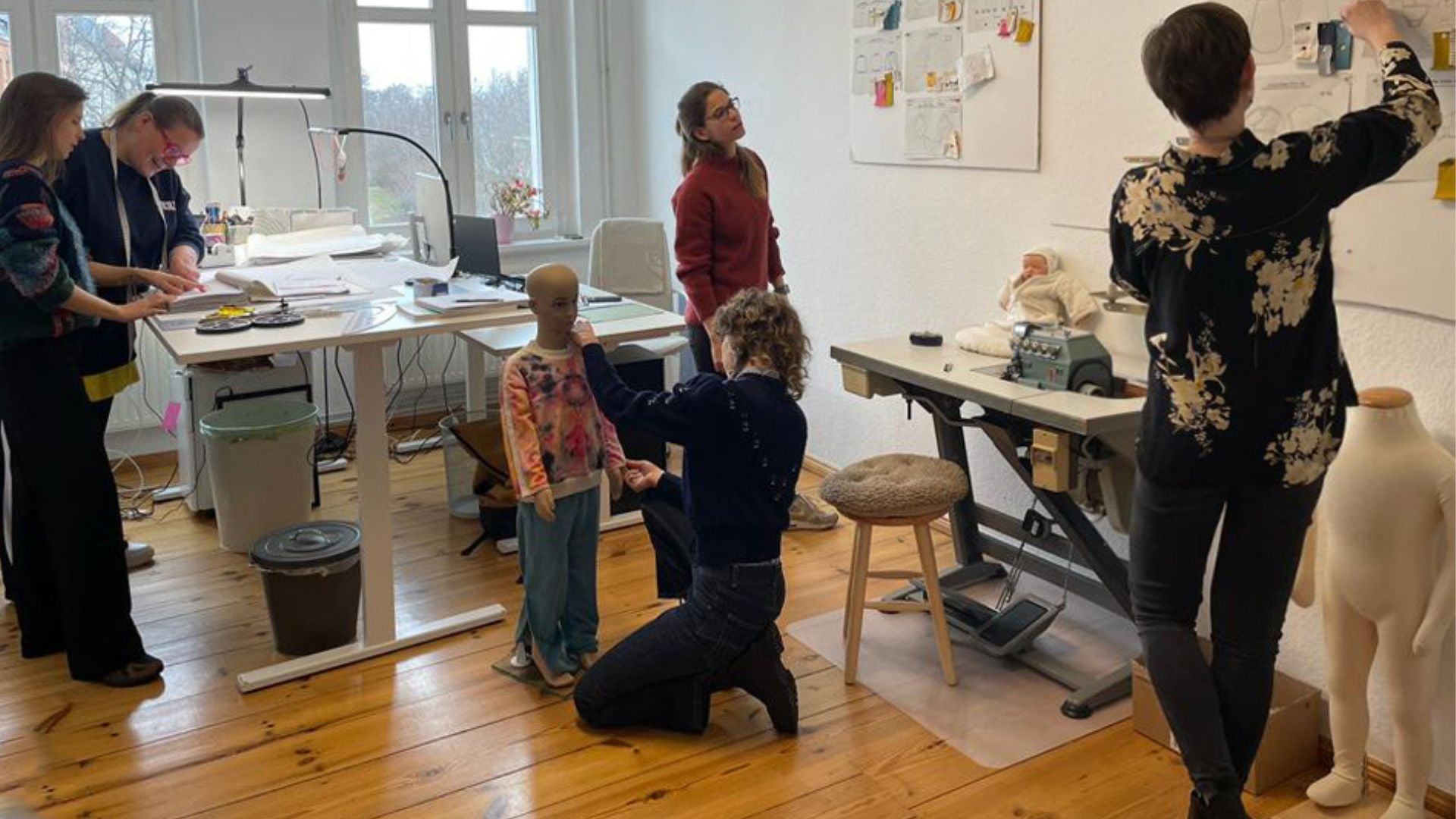 Mitarbeitende arbeiten an der Herstellung eines Kleidungsstückes im Wombly-Atelier