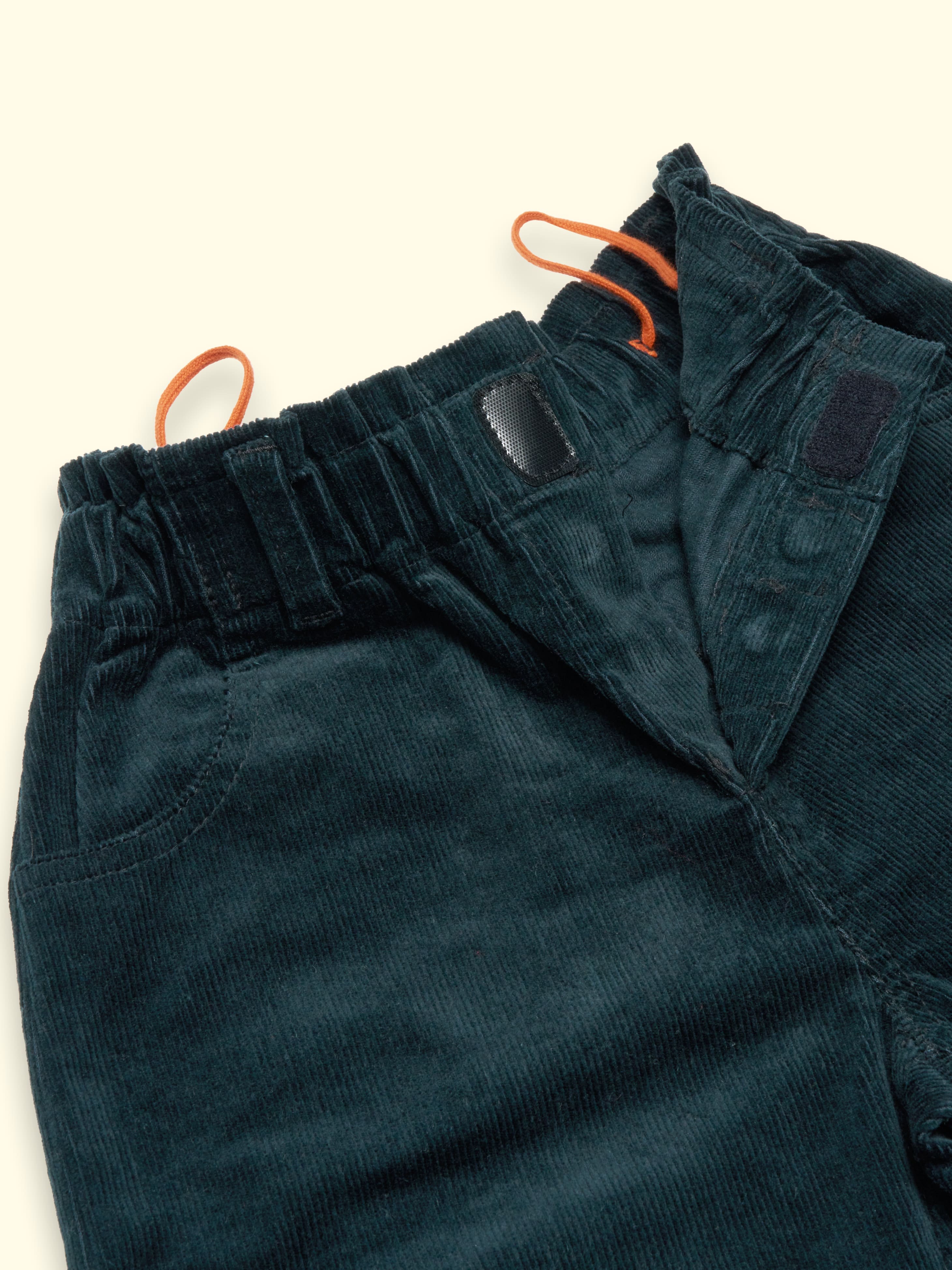 NOUVEAU - Pantalon en velours côtelé Pippo - avec fermeture aimantée et ouverture latérale jusqu'au genou, selon la taille. 140