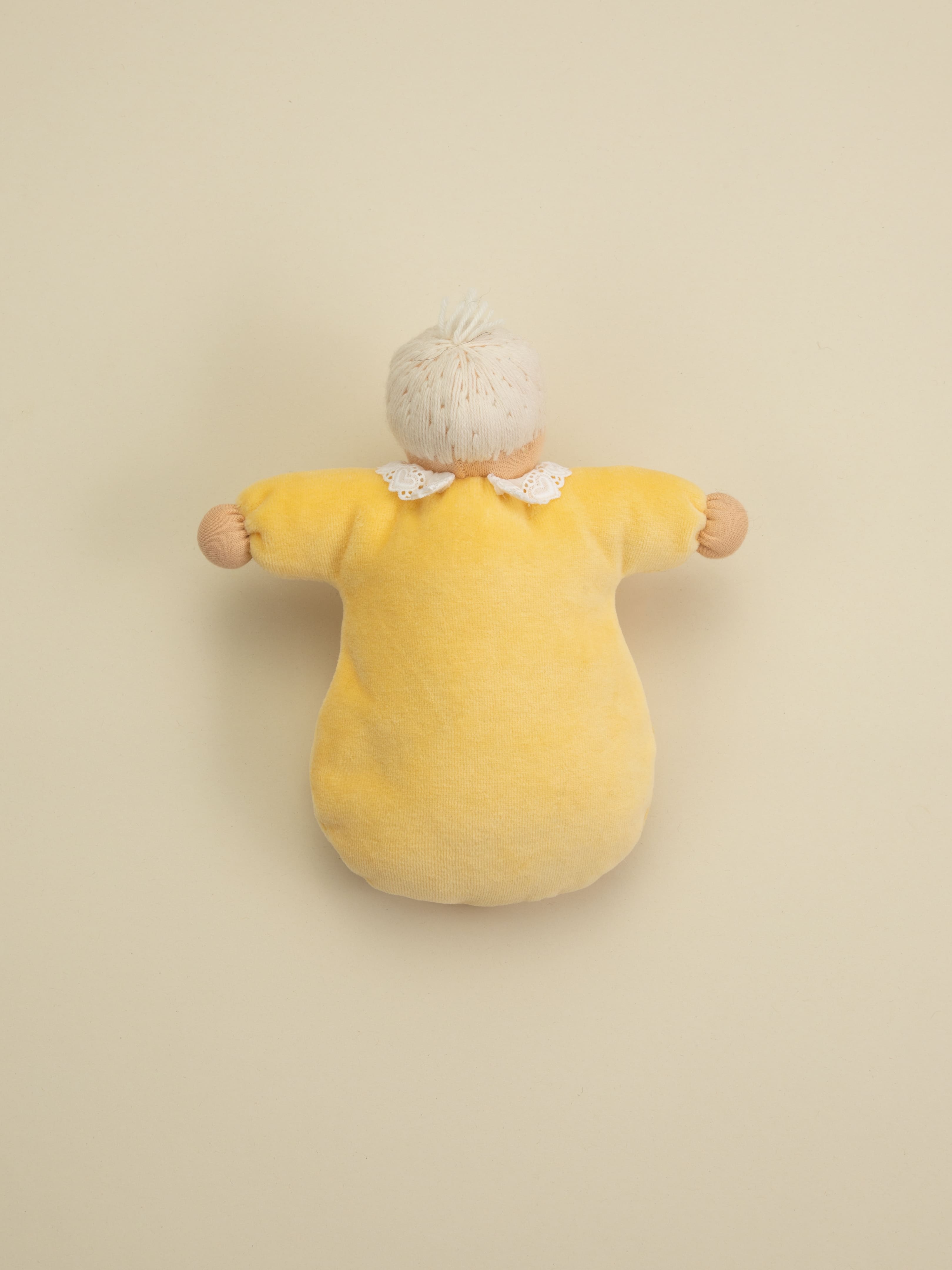 Muñeca primogénita en amarillo.