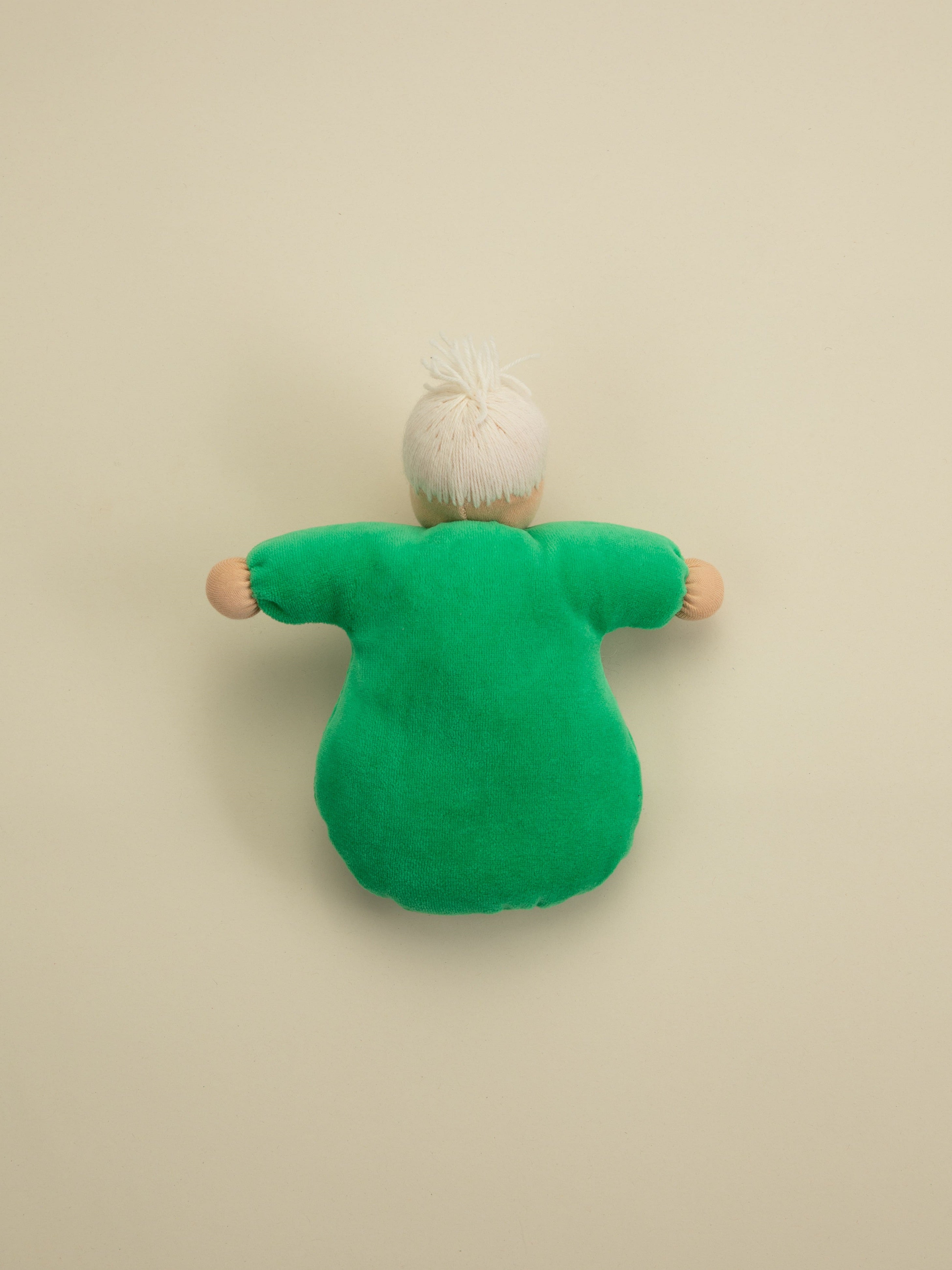 Muñeca primogénita en verde.