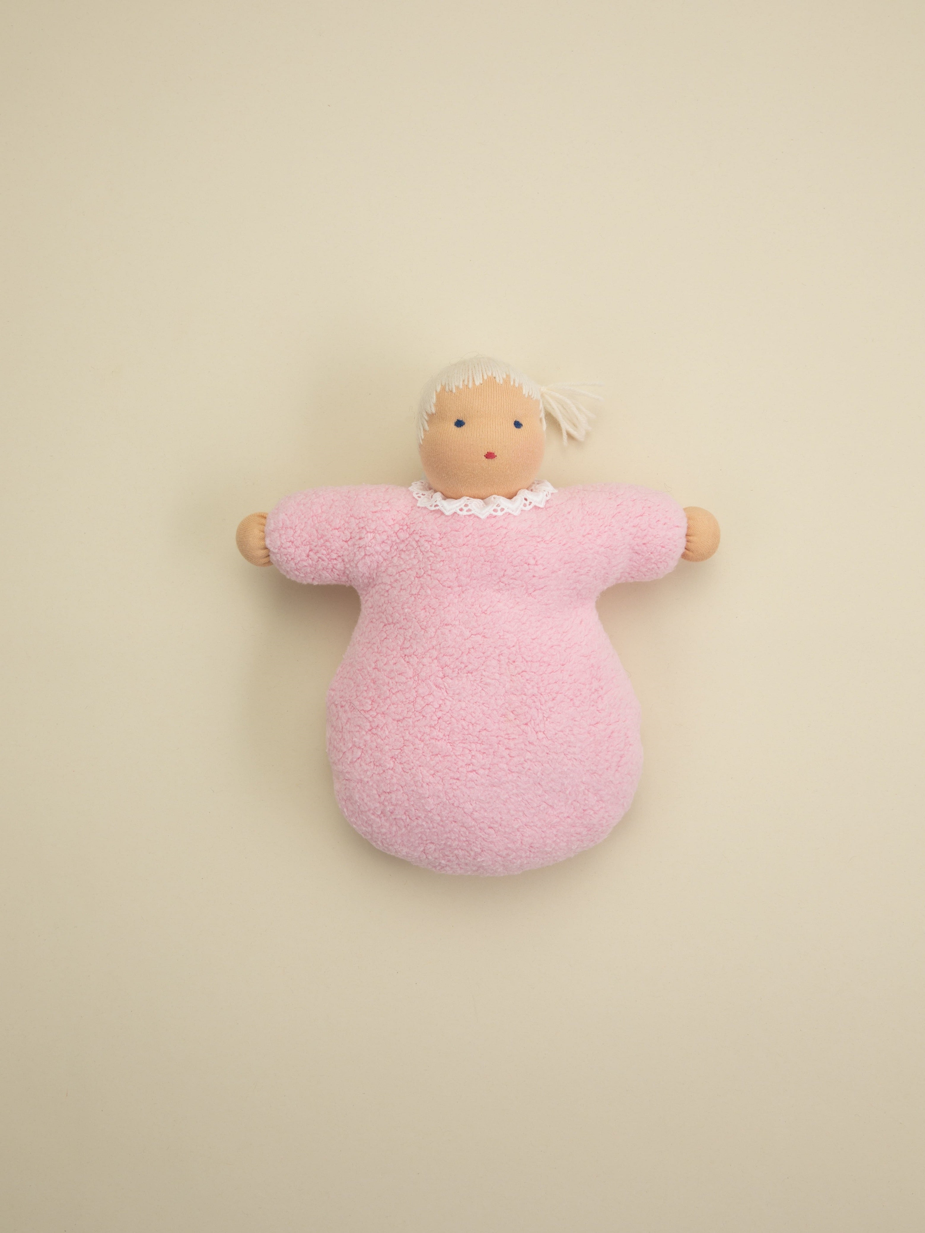 Muñeca bebé en rosa
