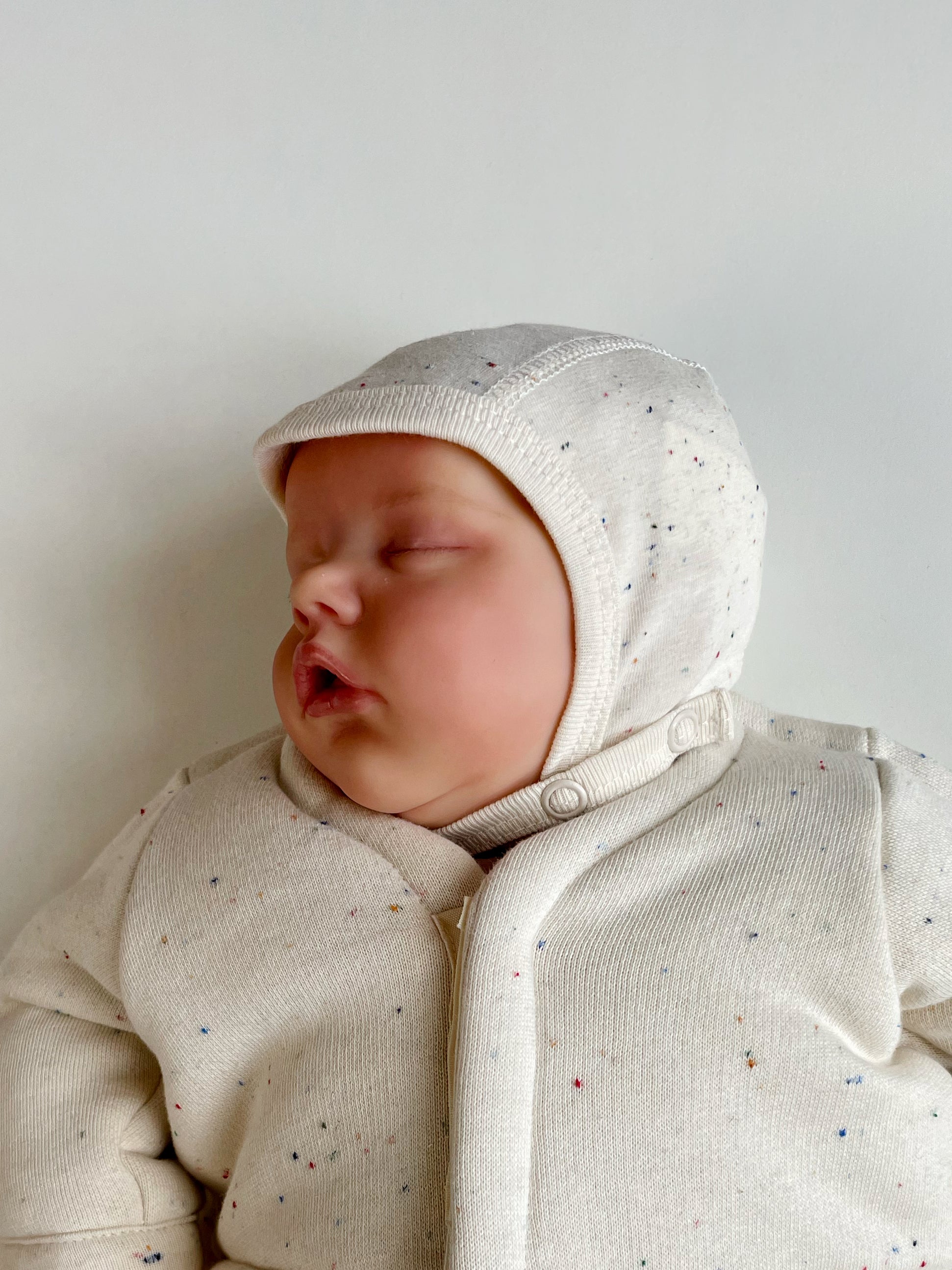 Gorro para bebé prematuro - crema/lunares